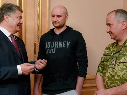 El presidente ucraniano Petro Poroshenko (izquierda), este miércoles mientras conversa con el periodista Arkady Babchenko (centro) y el jefe del Servicio de Seguridad de Ucrania, Vasiliy Gritsak.