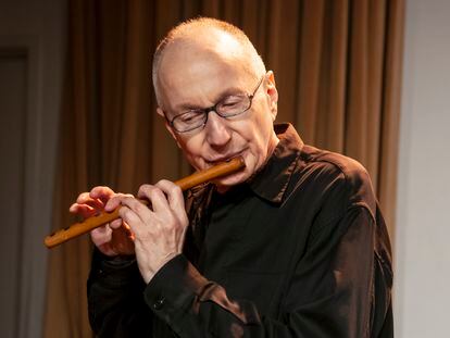 Jon Gibson (1940-2020) durante una presentación en Nueva York en 2008.