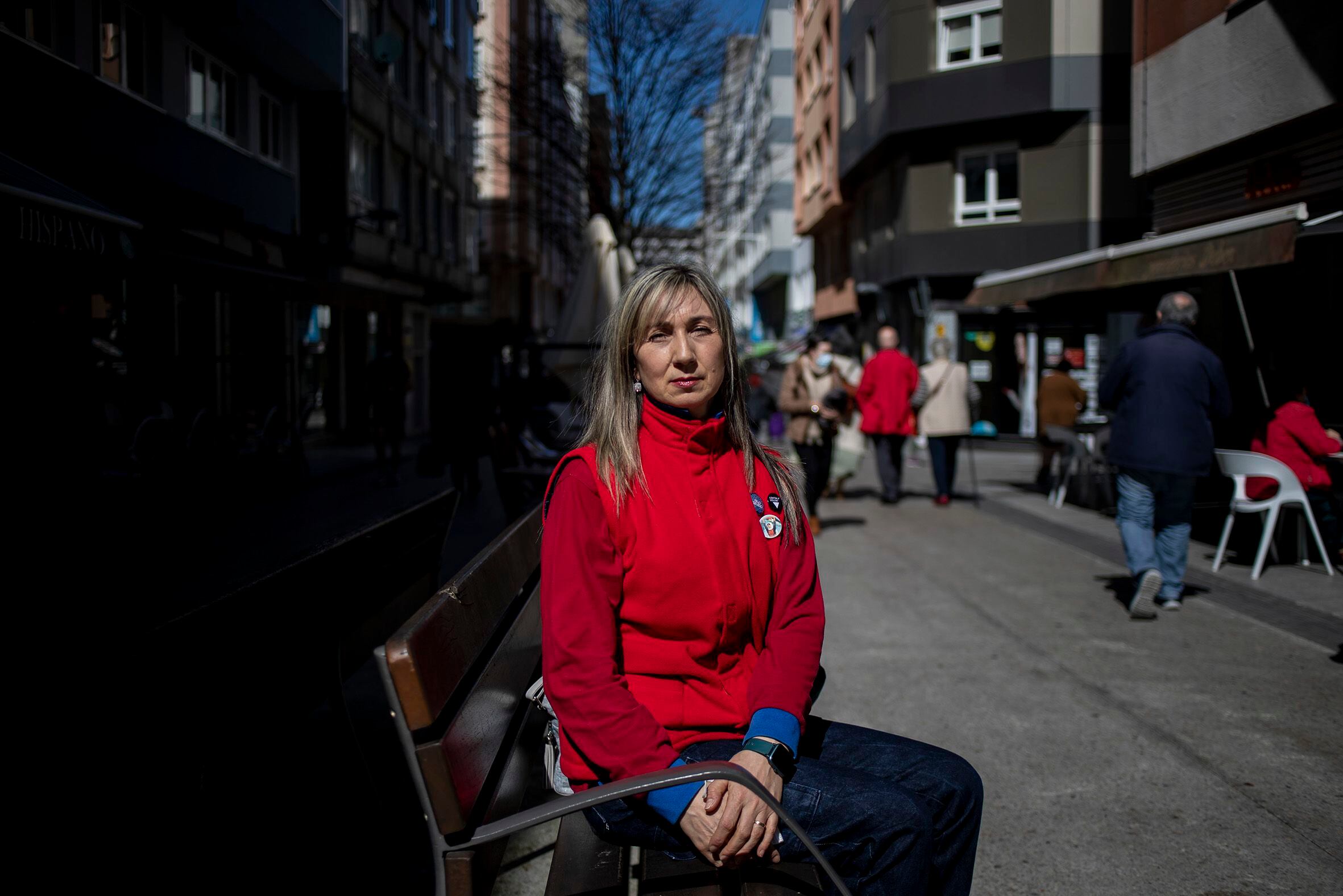 Sandra Formoso, en una calle de A Coruña cerca del supermercado donde trabaja.