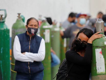 Decenas de personas esperan turno para cargar oxígeno en Guadalajara, el pasado 19 de enero.