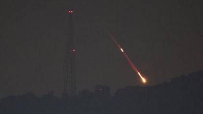 El sistema de defensa israelí derribando los misiles y drones lanzados por Irán