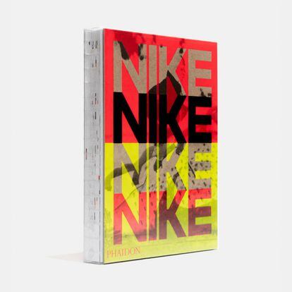 La transformación de Nike: de sus inicios rebeldes a un fenómeno global. Un viaje visual por el universo de la marca en el que descubrir las innovaciones que han definido la industria junto a diseños inéditos.
Precio: 79,95 euros