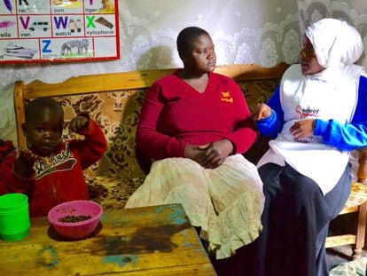 Mariam Hassan Chege charla con Dorine Khasiala, madre de tres hijos, sobre el cuidado y la alimentación de los niños y la necesidad de mantener el entorno limpio y saludable para evitar enfermedades en un barrio, Kibera, donde todavía los vecinos mueren de cólera o malnutrición.