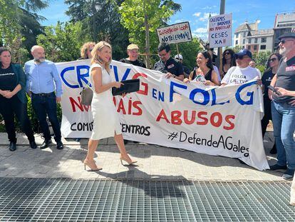 Yolanda Díaz pasa por delante de la pancarta que sostienen trabajadores de la CRTVG ante el Senado en Madrid, en presencia de representantes del BNG, el pasado 25 de abril.