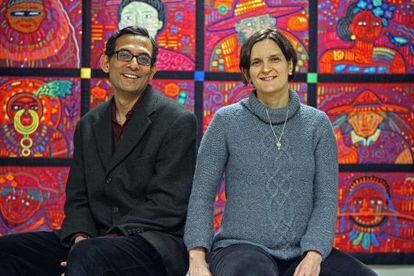 Banerjee y Duflo en las oficinas del laboratorio J-PAL de Acción contra la Pobreza en el MIT