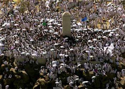 Más de dos millones de musulmanes han comenzado a subir al monte Arafat, cerca de La Meca, lo que constituye uno de los momentos más importantes de la peregrinación anual. Los peregrinos deben permanecer hasta el anochecer en el lugar, donde el profeta Mahoma pronunció su último sermón, hace 14 siglos, en una jornada de oración y recogimiento. Muchos han rezado para que la paz reine e Irak no sea finalmente escenario de una guerra.