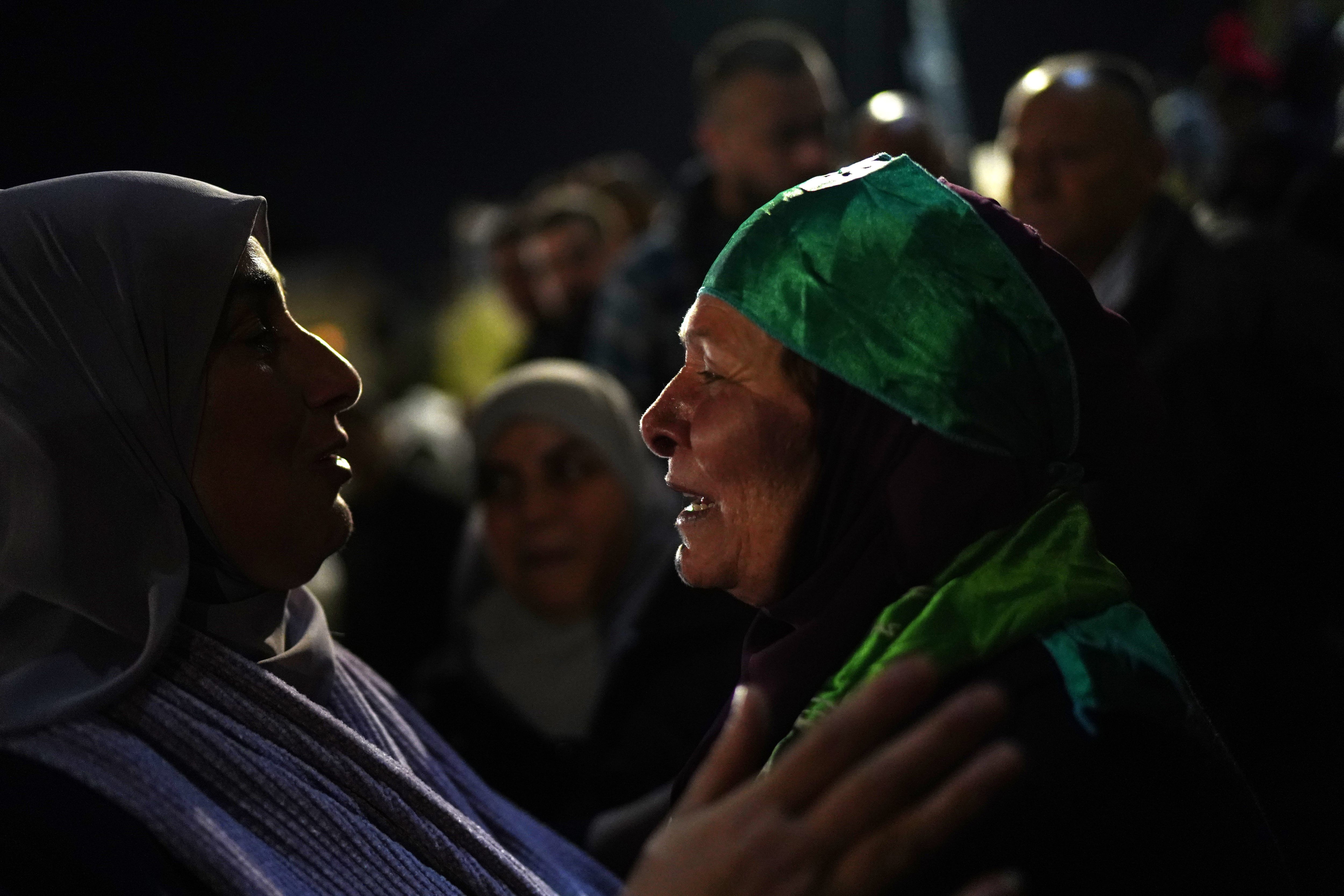 Hanan Barguti, de 59 años, es recibida en Betunia (Cisjordania) en la tarde noche del viernes tras ser excarcelada 