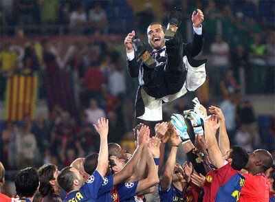 Los jugadores del Barça celebran con su entrenador, Pep Guardiola, su éxito en la Liga de Campeones.