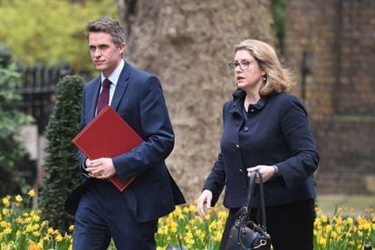El ministro de Defensa cesado, Gavin Williamson, y su sustituta, Penny Mordaunt, caminan juntos hacia Downing Street.