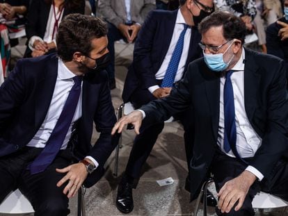 El presidente del Partido Popular, Pablo Casado, juntp a Mariano Rajoy, este lunes en la inauguración de la Convención nacional del PP.