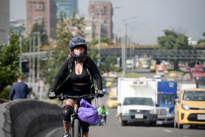 Una ciclista circula sobre una avenida en Bogotá, el pasado 22 de septiembre. 