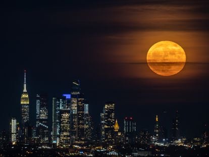 La luna llena en el cielo de Manhattan, en la ciudad de Nueva York (Estados Unidos).
