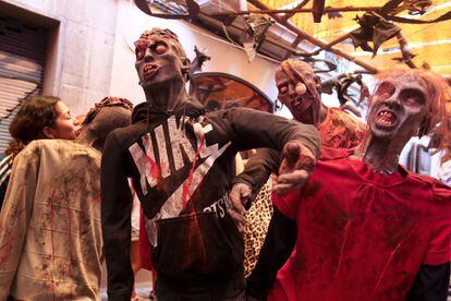 La calle de Progrés, un baile de zombis.