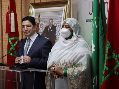 El ministro marroquí de Asuntos Exteriores, Naser Burita, y la comisaria de Asuntos Sociales en la Unión Africana, Amira El Fadil, durante la inauguración este viernes en Rabat de la sede del Observatorio Africano de Migraciones (OAM).