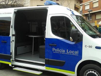 Una furgoneta de la policía local de Santa Coloma de Gramenet.