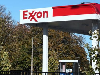 Una gasolinera Exxon en las afueras de Chicago, Estados Unidos.