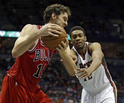 Pau Gasol arrebata el balón a Jabari Parker.