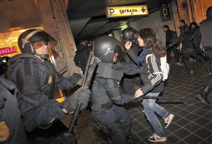 Los antidisturbios cargan contra los estudiantes en los alrededores del Instituto Llu&iacute;s Vives de Valencia.