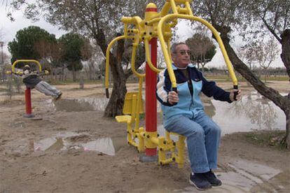 Zona habilitada como gimnasio para mayores en el parque Polvoranca (Leganés).