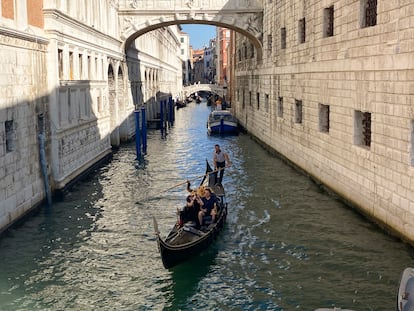 Una pareja disfruta de un viaje en góndola por un canal de Venecia, Italia, el lunes 11 de septiembre.