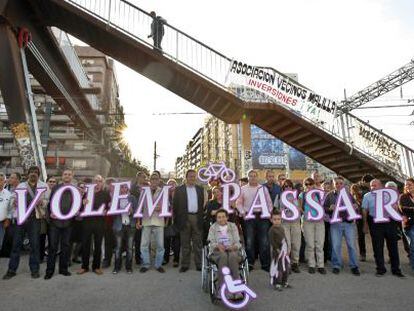 Una de las protestas vecinales, con pol&iacute;ticos de la oposici&oacute;n presentes, por la inaccesibilidad de la pasarela. 