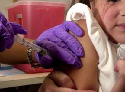 Una niña recibe la vacuna de la rubéola en EE UU.