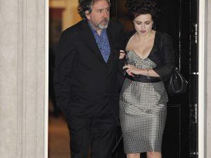 Helena Bonham Carter y Tim Burton en febrero de 2012, saliendo de una fiesta en Downing Street, 10.