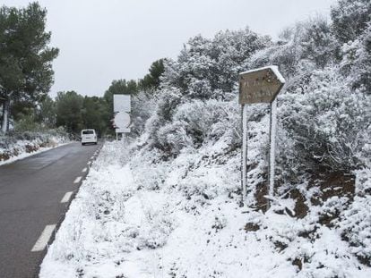 Nieve en el parque natural del Desert de Les Palmes, entre Benic&agrave;ssim y Castell&oacute;n