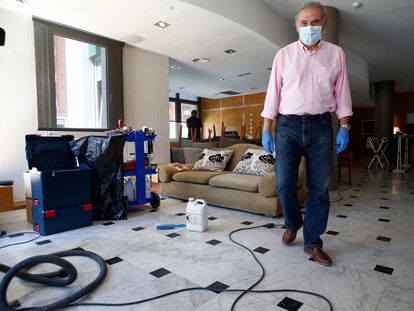 El alcalde de Sant Andreu de la Barca, Enric Llorca, en el hotel medicalizado habilitado por el ayuntamiento.