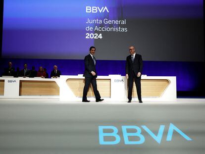 Carlos Torres (izquierda), presidente del BBVA, junto a Onur Genç, consejero delegado del banco, este viernes en Bilbao.