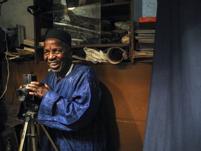 El fotografo Malick Sidibé, en su casa en 2008.