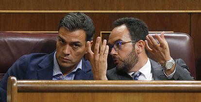 Pedro Sánchez y Antonio Hernando durante el pleno del Congreso de este martes.