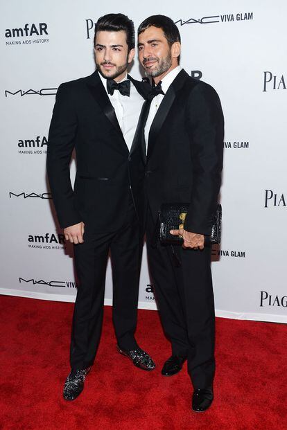 El diseñador Marc Jacobs acudió con Harry Louis, su pareja.