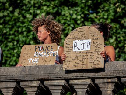 Dos mujeres llevan pancartas contra la violencia policial durante la manifestación espontánea en París para protestar contra la muerte de Nahel, el pasado 30 de julio.