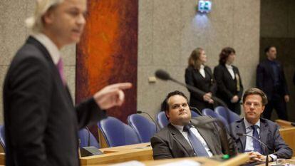 El l&iacute;der xen&oacute;fobo Wilders habla en el debate de presupuestos frente al ministro de Finanzas holand&eacute;s, Jan Kees de Jager, y el primer ministro, Mark Rutte.