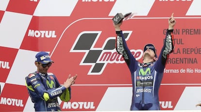 Viñales celebra la victoria ante la mirada de Rossi.