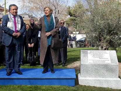 La alcaldesa de Madrid y el embajador de Palestina tras descubrir la placa.