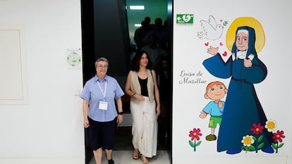 La presidenta de la Comunidad de Madrid, Isabel Díaz Ayuso, a su llegada al colegio La Inmaculada Marillac para votar el domingo.