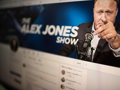 Portada de la cuenta de Twitter del programa de Alex Jones.