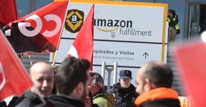 Trabajadores de Amazon durante una de las jornadas de huelga del pasado marzo.