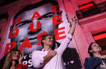 Pedro Sánchez celebra los resultados en la sede del PSOE, en Ferraz.