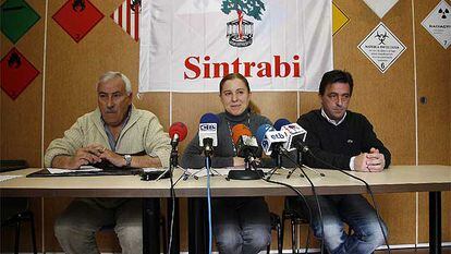 De izquierda a derecha, los dirigentes de Sintrabi Felipe Ampudia, Amaia Martínez y Carmelo González, en la rueda de prensa de ayer.