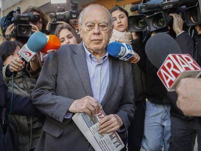 FOTO: El expresidente catalán Jordi Pujol, rodeado de periodistas a la salida de su domicilio en Barcelona. / VÍDEO: Junts per Cataluña presenta su lista para el 21-D.