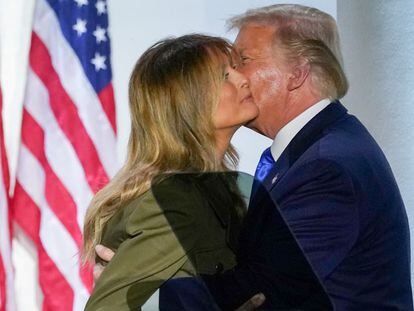 La primera dama, Melania Trump, y el presidente de los Estados Unidos, Donald Trump, tras el discurso en la Convención Nacional Republicana, este martes, en la Casa Blanca.