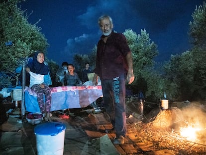 Un grupo de refugiados pasa la noche a la intemperie tras el incendio del campo de refugiados de Moria, en Lesbos (Grecia).