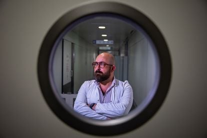 Josep Munuera, jefe de Diagnóstico por la imagen del hospital Sant Pau de Barcelona, en uno de los pasillos del centro sanitario. 