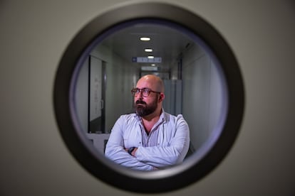 Josep Munuera, jefe de Diagnóstico por la imagen del hospital Sant Pau de Barcelona, en uno de los pasillos del centro sanitario.