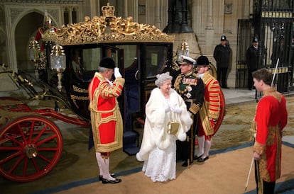 Si algo demostró Isabel II a lo largo de sus siete décadas de reina es su capacidad de resistencia y de superar dificultades. Con el paso de los años, y la llegada de nuevos miembros a la familia real que dieron un aire fresco a la institución, la imagen de la monarquía fue mejorando entre los británicos.