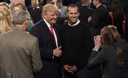 El candidato republicano a la presidencia, Donald Trump, posa con miembros del público, al finalizar el segundo debate presidencial.