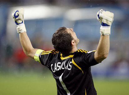 Iker Casillas celebre un gol de la selección durante la semifinal de la Eurocopa contra Rusia.